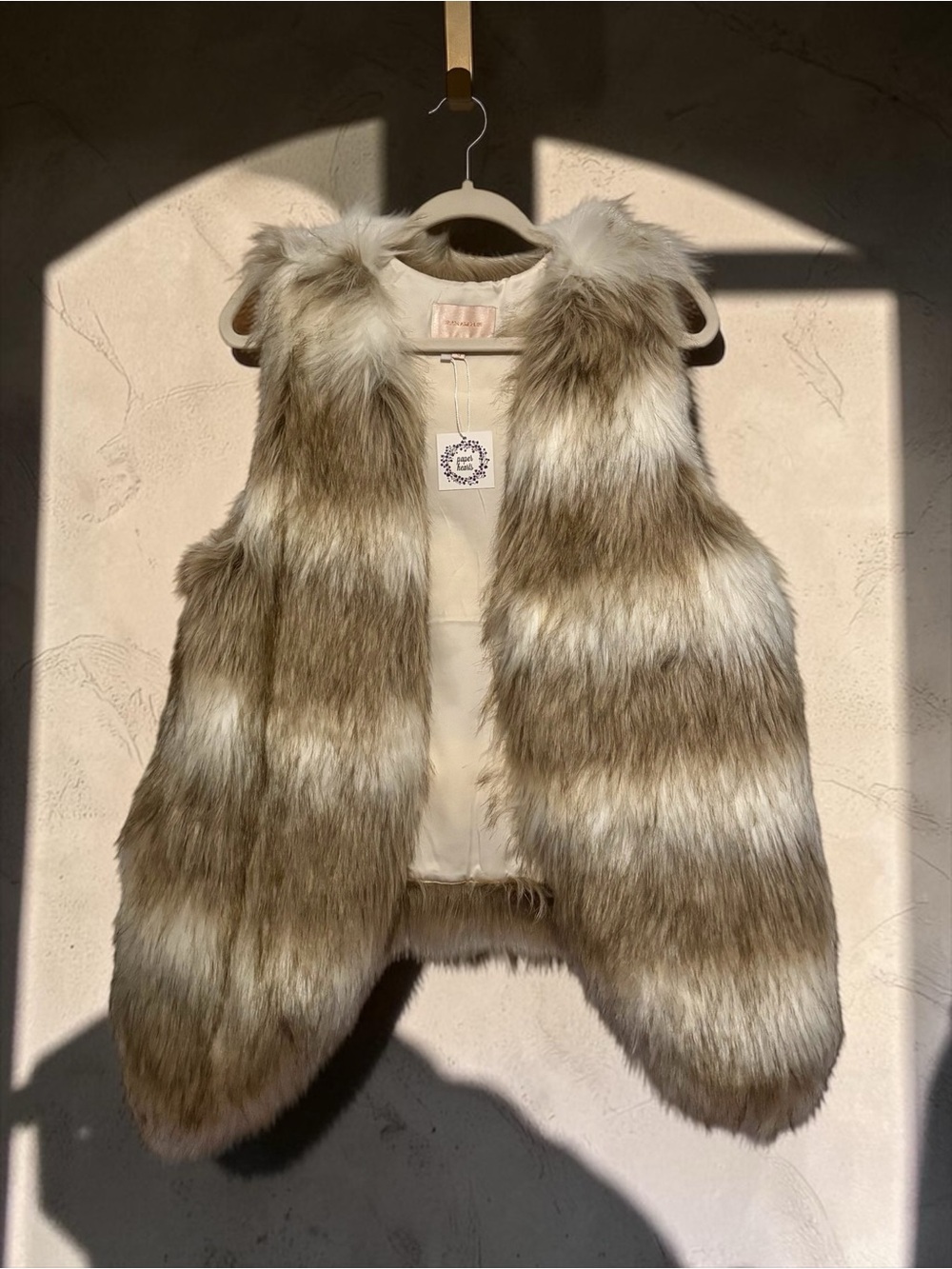 NWT Women’s Skies Are Blue Faux Fur Vest Size Medium Tan Cream - Picture 2 of 12